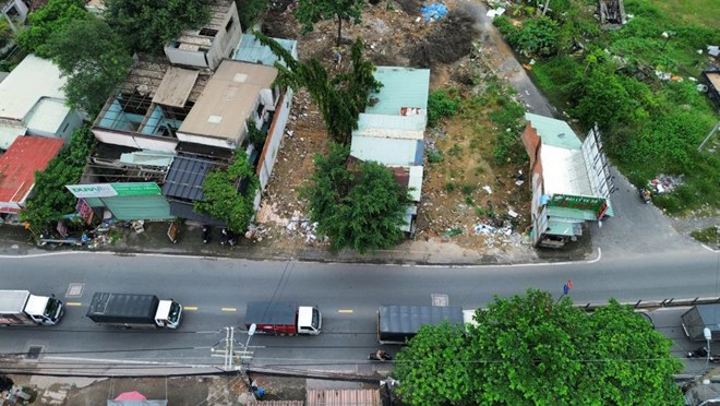 Some houses have not been cleared to build Ho Chi Minh City Ring Road 2. Photo: Anh Tu