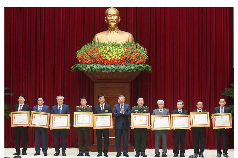 General Secretary To Lam presented the Medal to President Luong Cuong and senior leaders. Photo: VNA