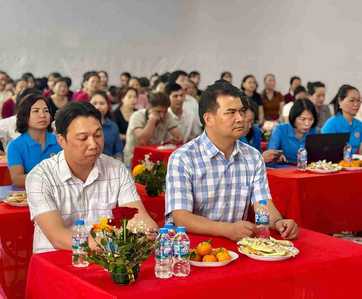 Ceremony to announce the Decision to admit union members at Thanh Tuan Knitting Company Limited, Hai Phong City. Photo: Thanh Dong Ward