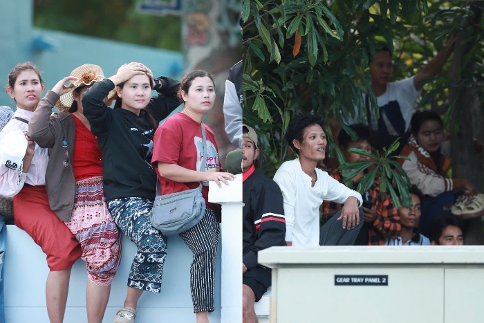 Des supporters grimpent au mur et escaladent des arbres pour regarder l'équipe féminine vietnamienne affronter le Myanmar aux SEA Games 33. Photo : Minh Dân