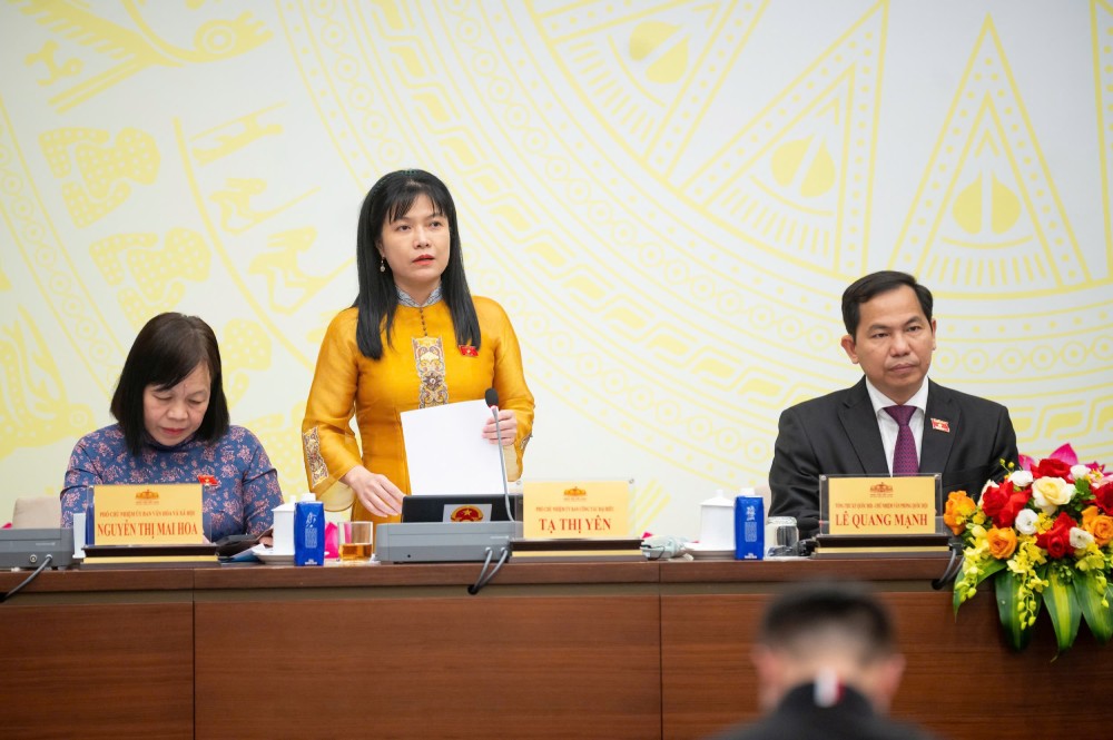 Vice Chairwoman of the National Assembly's Delegation Affairs Committee Ta Thi Yen talks about personnel work at the 10th Session of the 15th National Assembly. Photo: Pham Dong