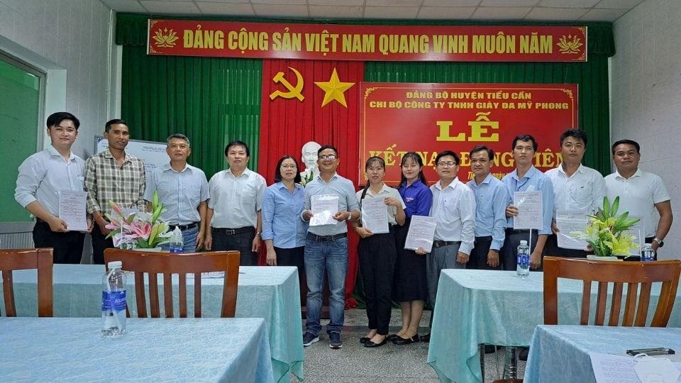In 2025, Vinh Long Trade Unions at all levels introduced 933 outstanding union members to the Party, reaching more than 147% of the assigned target. Photo: Hoang Loc