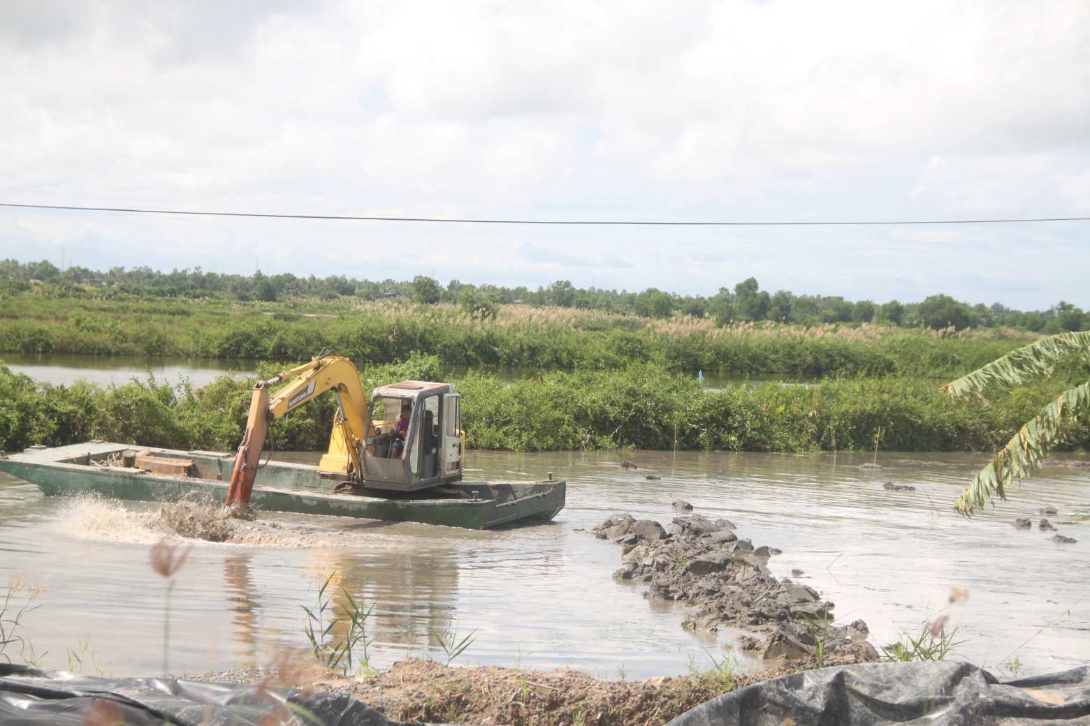 Tren cao toc Ca Mau - Dat Mui, co mat bang den dau don vi thi cong khan truong thi cong den do. Anh: Nhat Ho