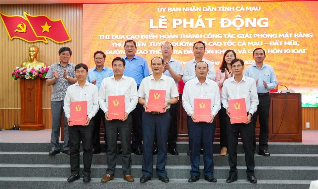 Cac don vi ky cam ket thi dua ban giao mat bang cao toc Ca Mau - Dat Mui dung tien do. Anh: Nhat Ho