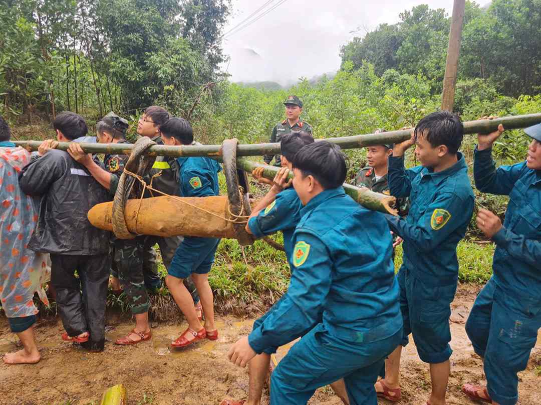 The authorities in Da Nang brought the bomb to a safe location for handling. Photo: Tra Ban
