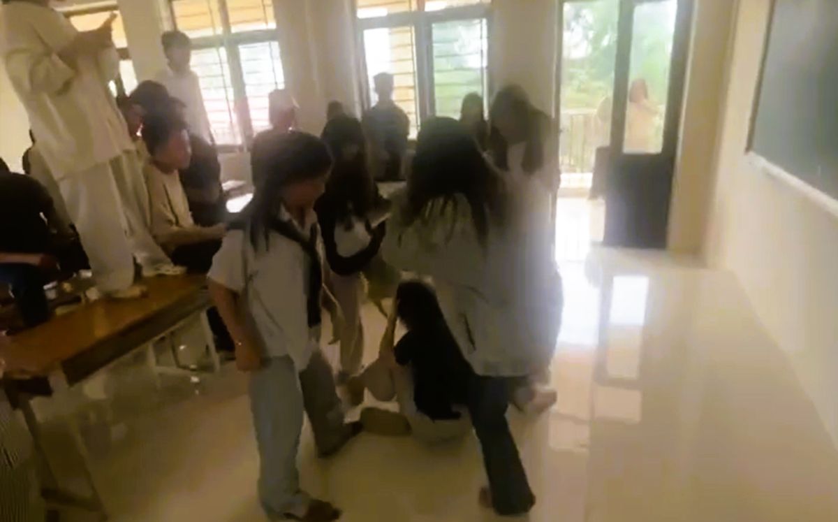 Canh nu sinh bi danh hoi dong. Anh: Cat tu clip gia dinh cung cap