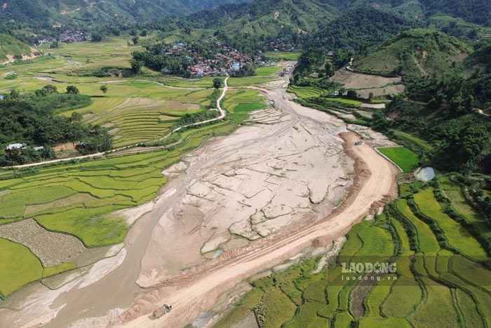 The rice fields of Pa Khom - Pa Khoang village, Muong Luan commune, Dien Bien province were devastated after the flood. Photo: Quang Dat