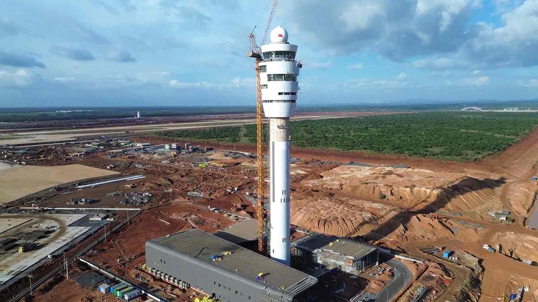 ロンタイン空港の航空管制ステーション、最初のフライトを迎える前に。写真:VATM