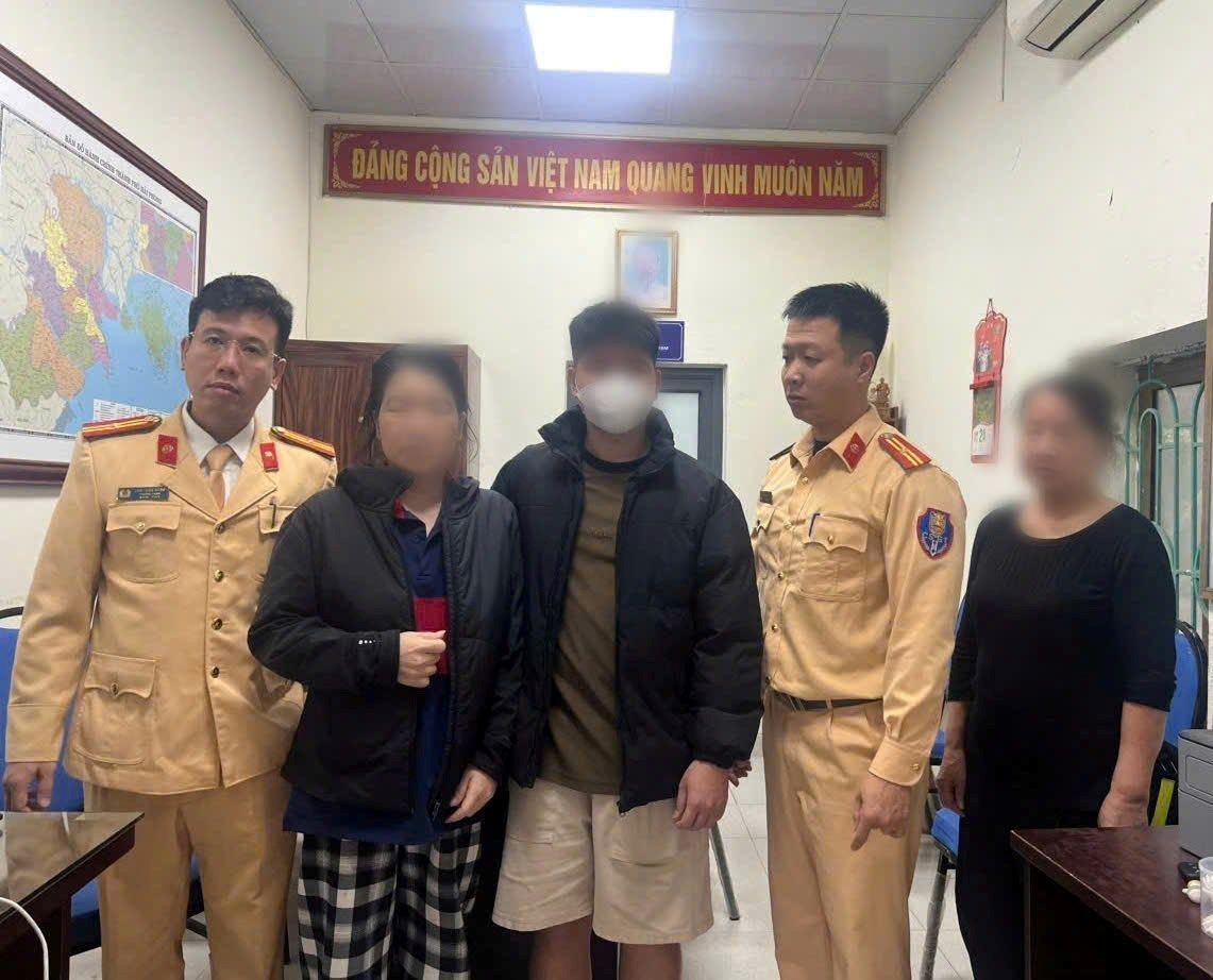 The family welcomed Ms. H home to take care of her (2nd from the left). Photo: Hai Phong City Police