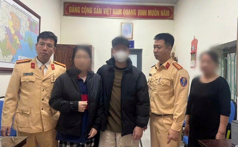 Nghe An traffic police promptly rescue a male student who was about to ...