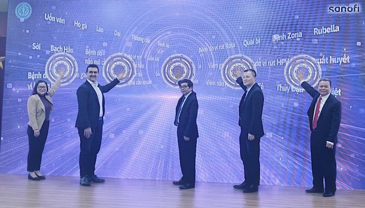 Bam nut khoi dong Chuong trinh truyen thong, giao duc suc khoe ve phong benh bang vac xin, sinh pham giai doan 2025-2027. Anh: Bo Y te