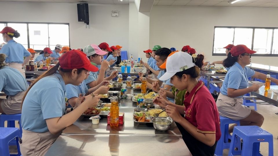 Vinh Long Labor Union improves the quality of shift meals, cares for workers' health. Photo: Hoang Loc