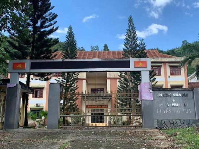 クアンガイ省タイトラ地区（旧）人民委員会の現本部。地区合併後に放棄された。写真: ビエン・グエン