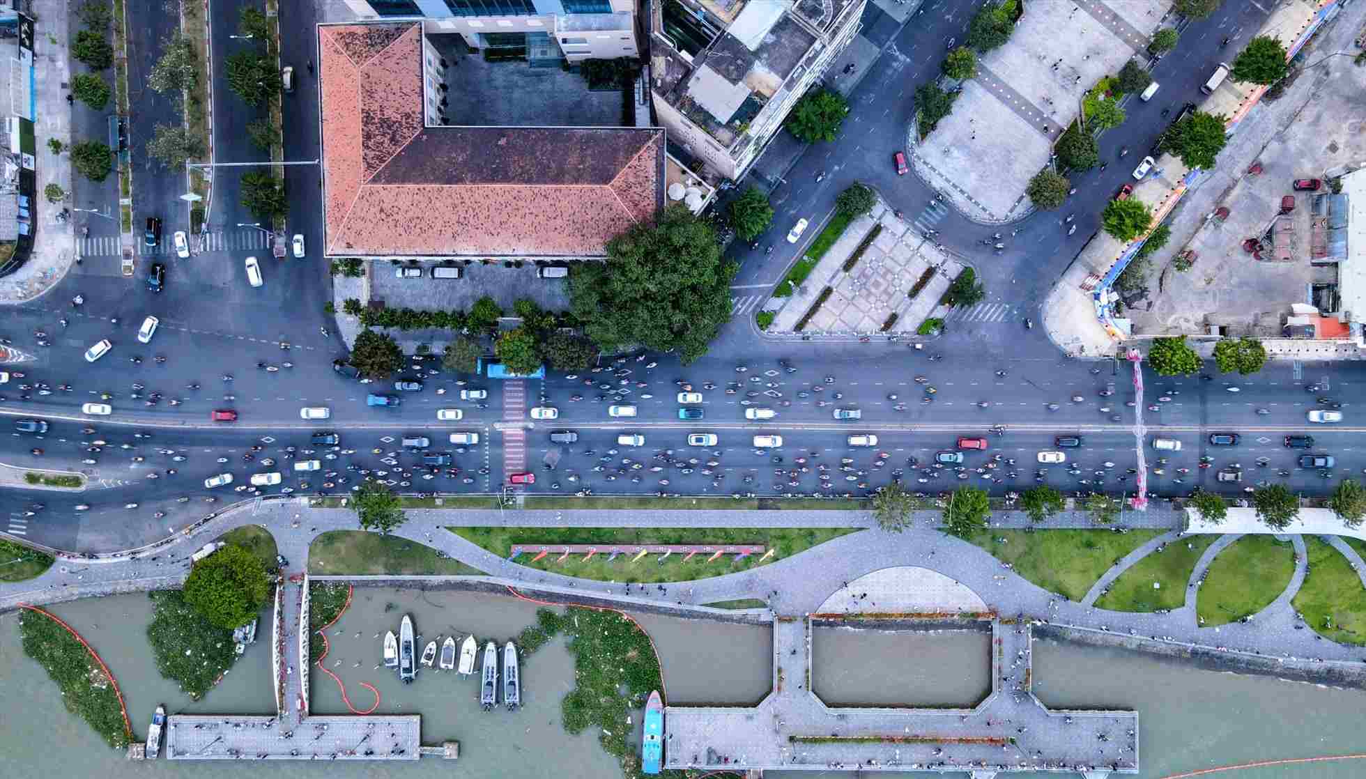 2 cau di bo se duoc xay dung ket noi pho di bo Nguyen Hue va cong vien ben Bach Dang. Anh: Anh Tu