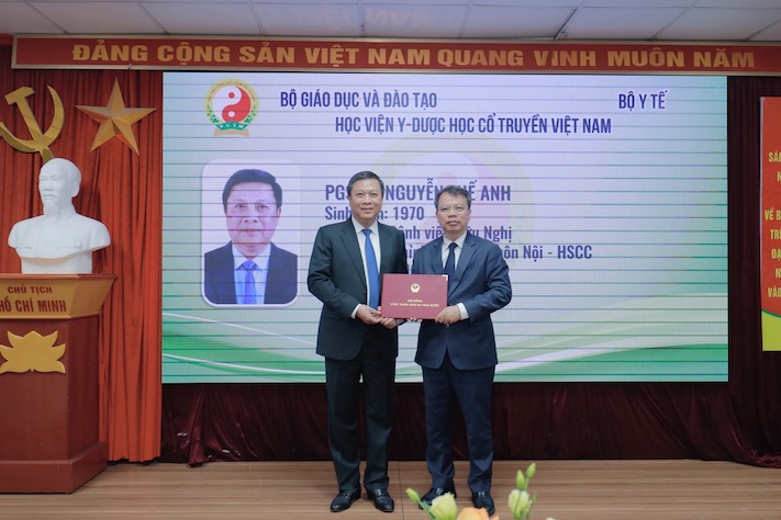 PGS.TS Nguyen Quoc Huy - Giam doc Hoc vien Y Duoc hoc co truyen Viet Nam trao quyet dinh bo nhiem chuc danh pho giao su voi cac giang vien. Anh: BTC