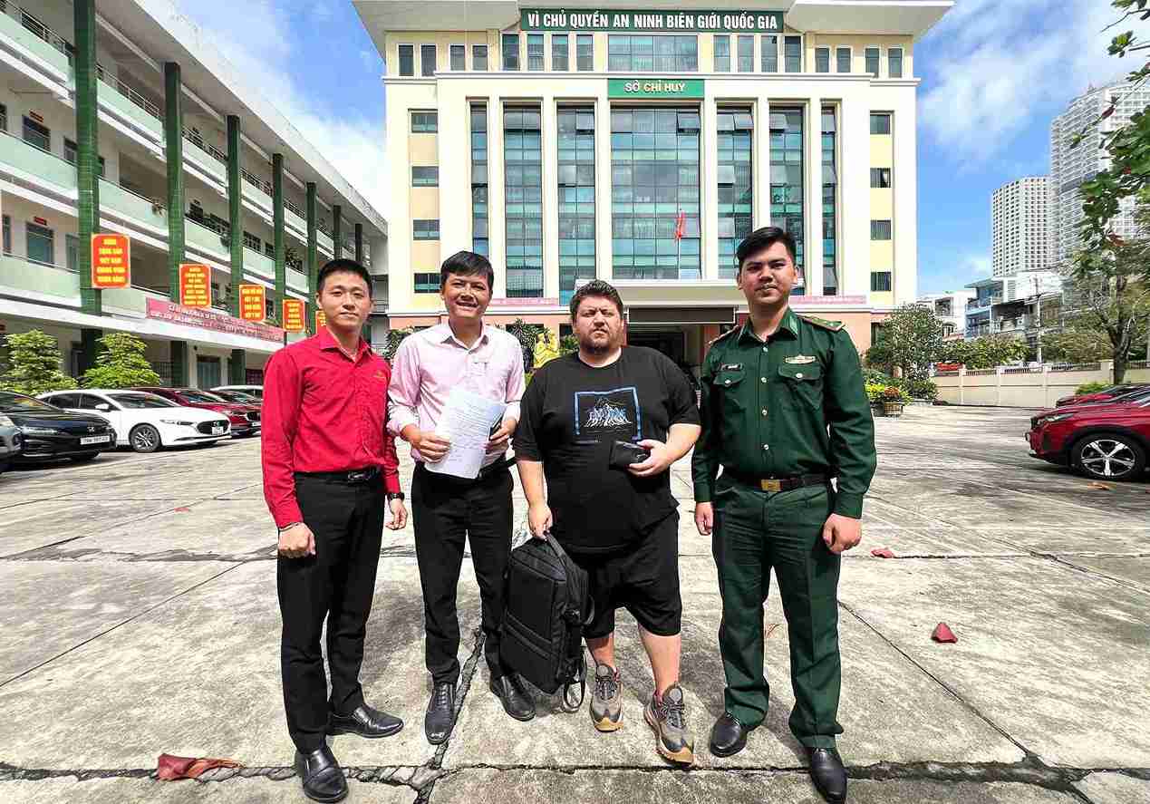 Border Guards returned the property to the tourist who dropped his wallet. Photo: Khanh Hoa Border Guard
