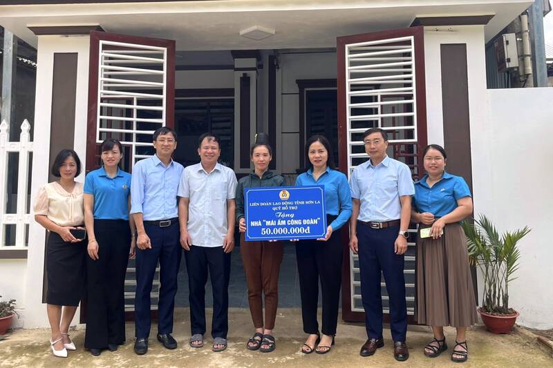 Lien doan Lao dong tinh va Quy Bao ve va Phat trien rung tinh Son La trao “Mai am Cong doan” cho gia dinh doan vien Vi Van Pang. Anh: LDLD tinh Son La.