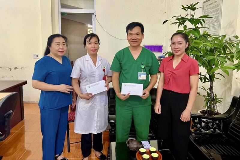 Cong doan co so Benh vien Da khoa khu vuc Song Ma ho tro doan vien bi thiet hai do bao lu. Anh: LDLD tinh Son La