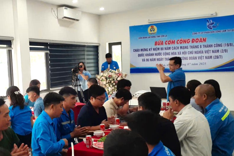 CDCS Cong ty co phan phan bon Song Lam Tay Bac to chuc “Bua com Cong doan” cho nguoi lao dong. Anh: LDLD tinh Son La.