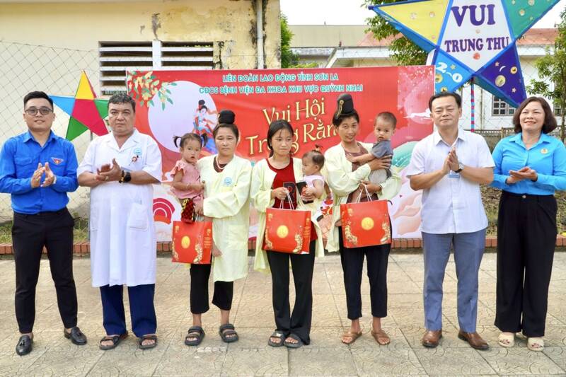 Cong doan co so Benh vien Da khoa khu vuc Quynh Nhai tang qua cho benh nhan vung cao co hoan canh kho khan dang dieu tri. Anh: LDLD tinh Son La