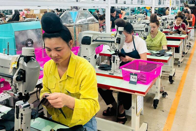 Phoi hop voi cac don vi dao tao nghe giup nang cao tay nghe cong nhan tren dia ban tinh Son La. Anh: LDLD tinh Son La