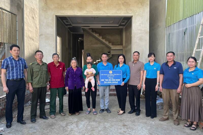 Son La Provincial Labor Federation presented "Union Shelter" support money to Mr. Tong Van Tuan's family in Muong leo commune. Photo: Truong Son