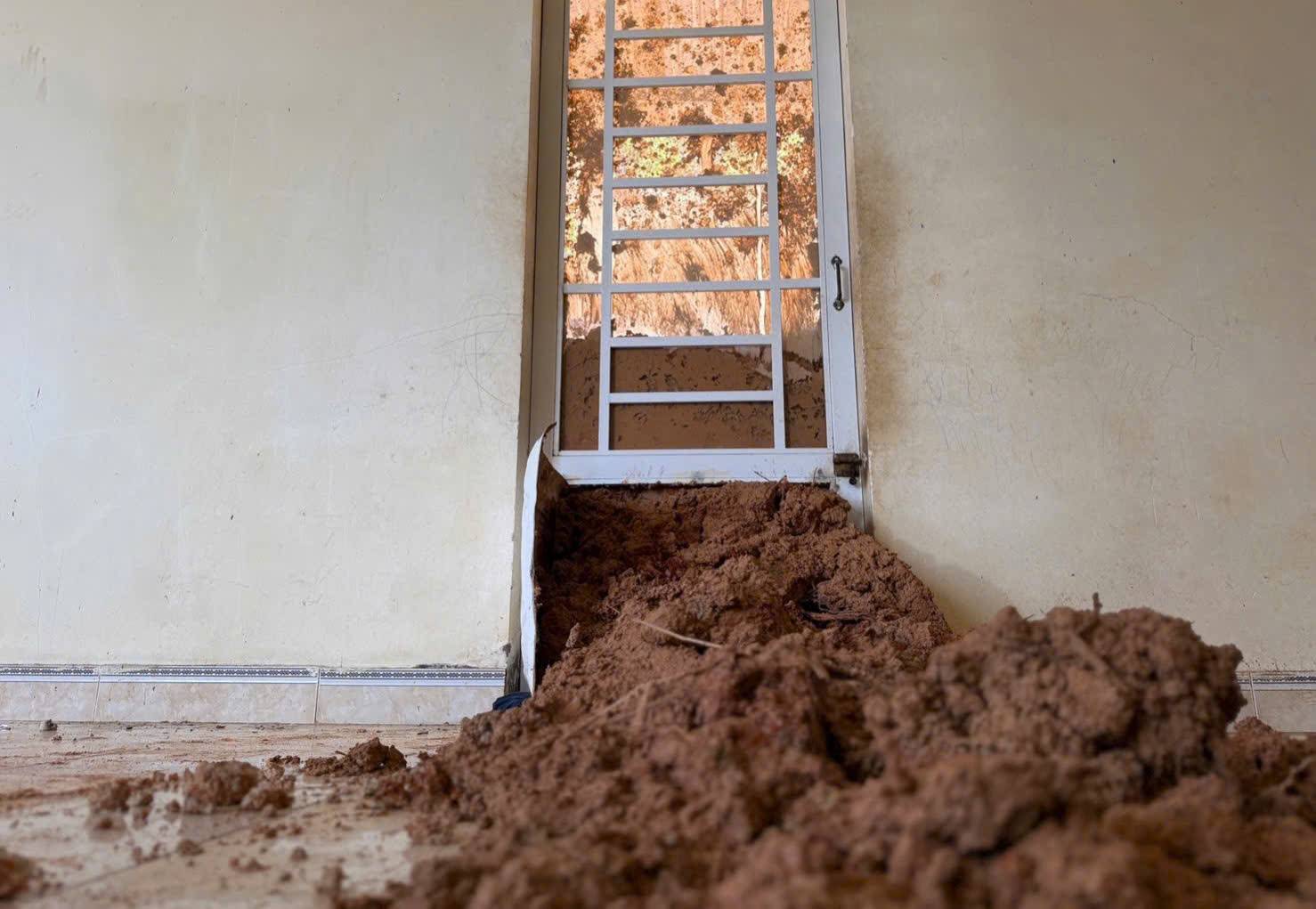 Sat lo ap sat khien dat tran vao nha cua mot ho dan. Anh: N.D