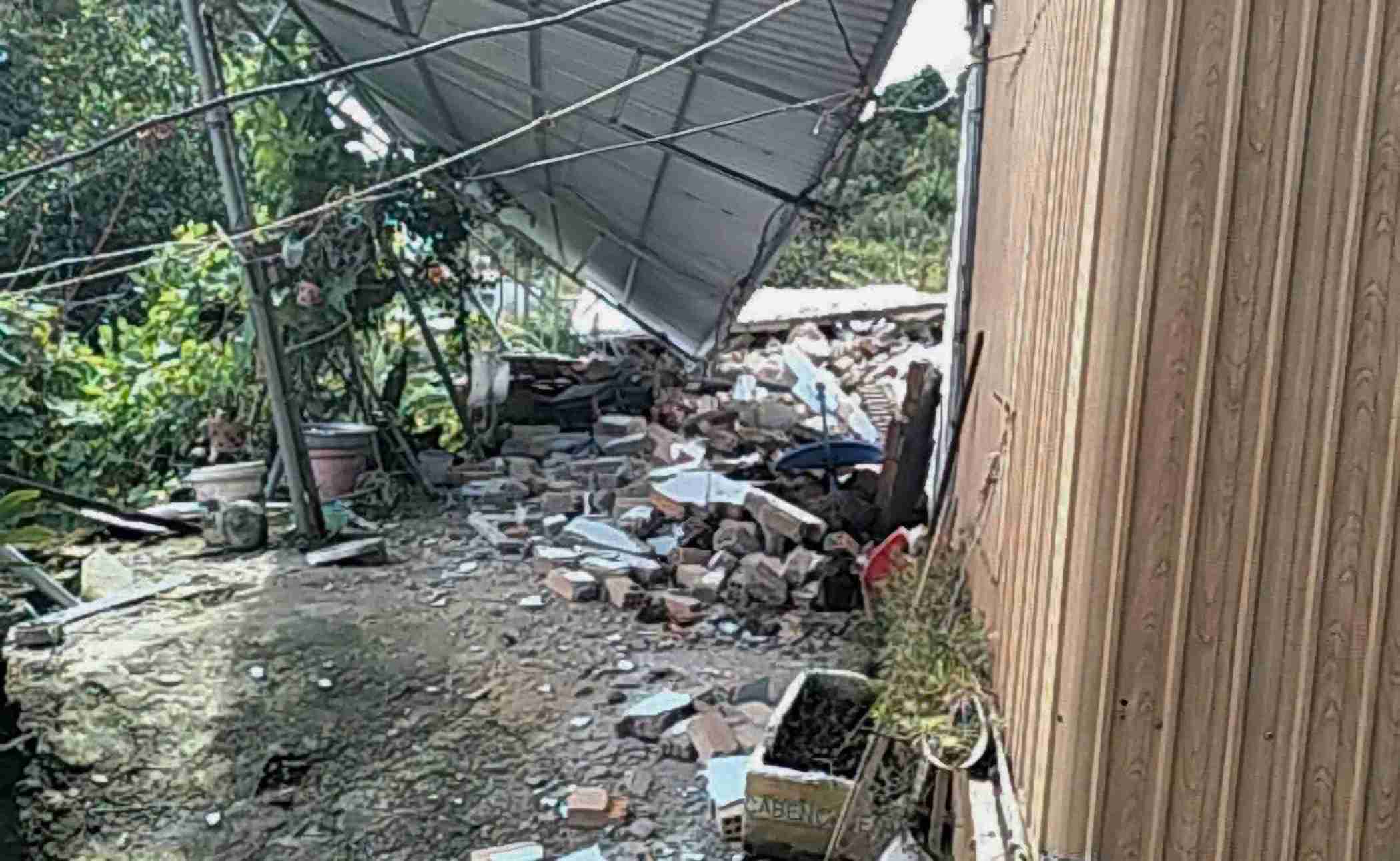 Sat lo, sut lun khien nha mot ho dan khu vuc duoi chan doi thong tai thon Quang Hiep (xa Hiep Thanh) bi hu hong. Anh: UBND xa Hiep Thanh cung cap