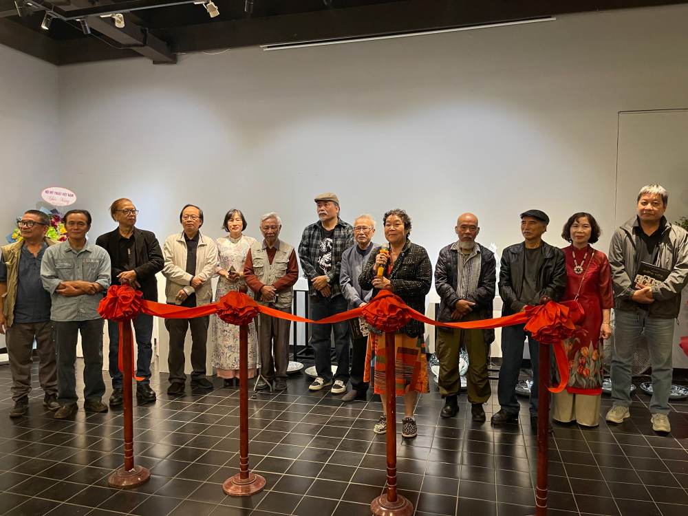 Dai dien nha trien lam va cac nha dieu khac. Anh: Quynh Mai