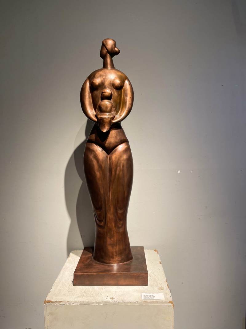 Tac pham “Vong phu” - chat lieu dong (Nguyen Phu Cuong) ket hop giua su manh me ran roi xen lan su mem mai dam chat dan gian.