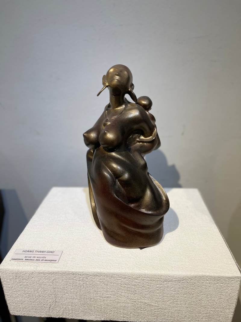 Tac pham “Nguoi me Tay Nguyen” - chat lieu composite (Hoang Thanh Giao) voi nhung duong cong my mieu, mang mot nang luong tre, khong nang ne ma rat phong khoang.