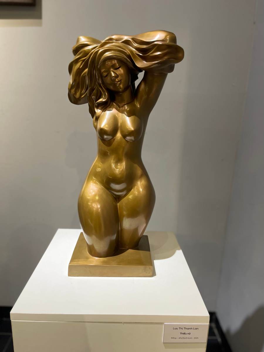 Tac pham “Thieu nu” - chat lieu dong (Hoang Thi Thanh Loan) mang mot nang luong tich cuc cham hung han hoan ve su sinh soi duoc hien sinh tu tiem thuc cua nhung nguoi phu nu dam tham nhung ca tinh, han hoan troi day cua su song.