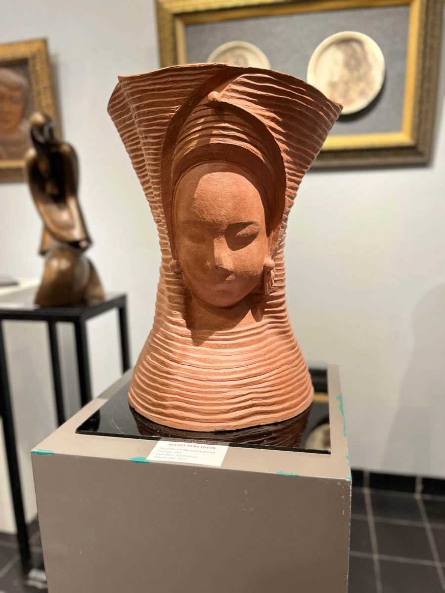 Tac pham “Co dau mien Son Cuoc” - chat lieu gom (Nguyen Xuan Thanh) mang net dep diu dang, goi cam ma muc thuoc. Net lang va sau trong tac pham dua nguoi xem den nhung khoang binh yen cua tam hon.