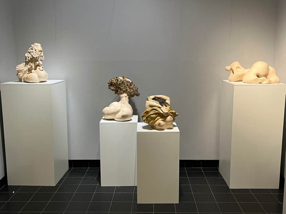 Cac tac pham: “Song yeu”, “Em day” voi chat lieu gom samot (Nguyen Tuan Thinh) la nhung buc tuong chang he khuon thuoc, hoi ha nhu giac mo yeu chot nhoi len giua doi thuong.