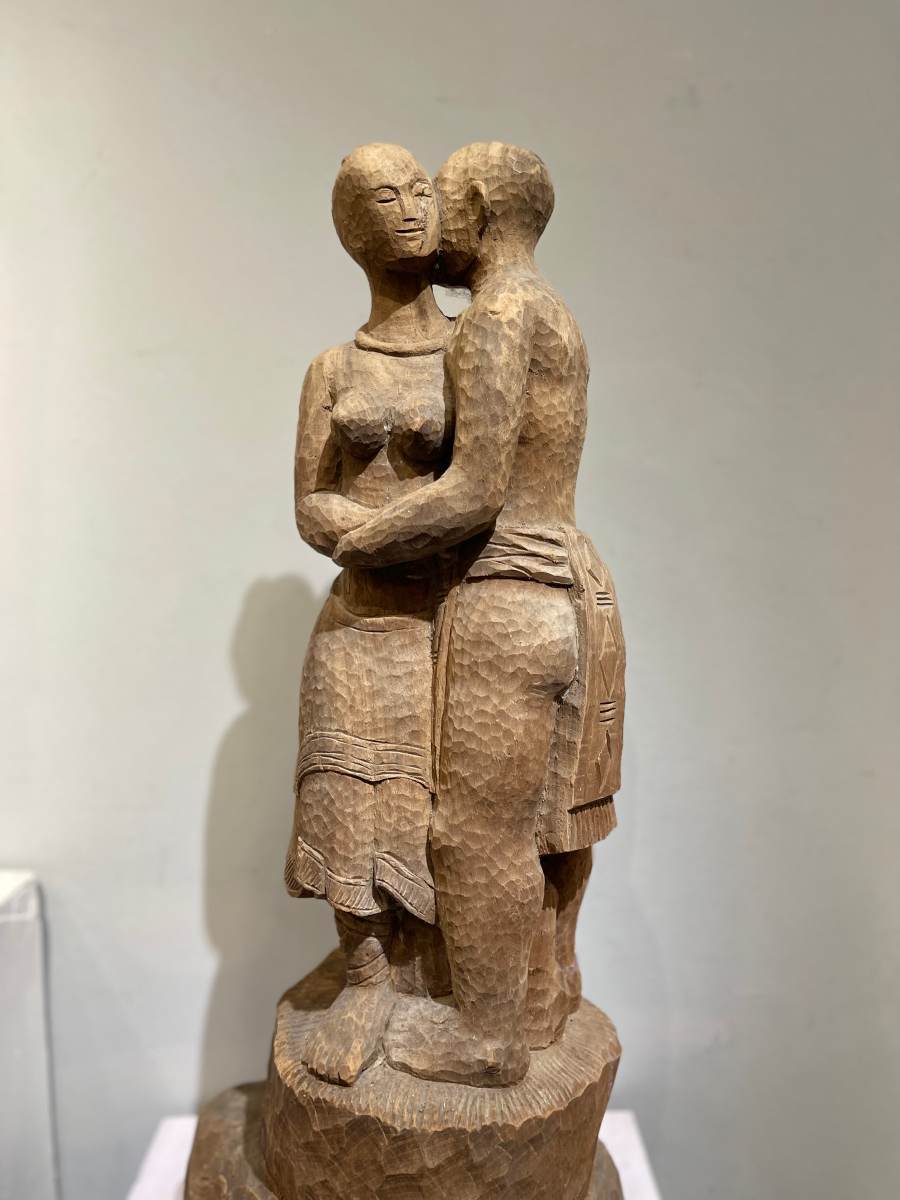 Tac pham “Cho tinh” - chat lieu go (Do Ba Quang) huong toi cai manh me va tinh gian cua phong cach hien dai ma van rat giau tinh than truyen thong, ma dac biet rat goi duyen theo cach rieng.