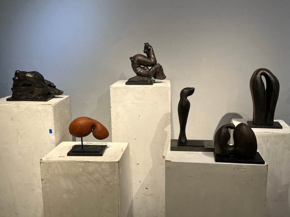 Cac tac pham: “Giong to”, “Hiu quanh”, “Hat do nay mam” voi chat lieu dat nung (Nguyen Kim Xuan) mang phong cach triu tuong voi ngon ngu tham my cao.