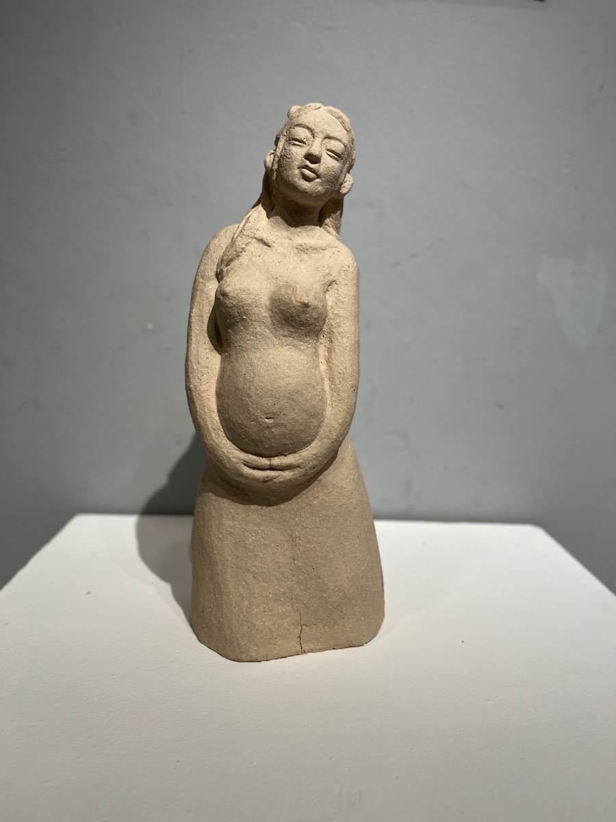 Tac pham “Ba bau” - chat lieu gom (Nguyen Thi Hai Yen) the hien cam xuc gian di, gan gui ma khong hoi hot, khoi duoc gian luoc ma van hien dai.