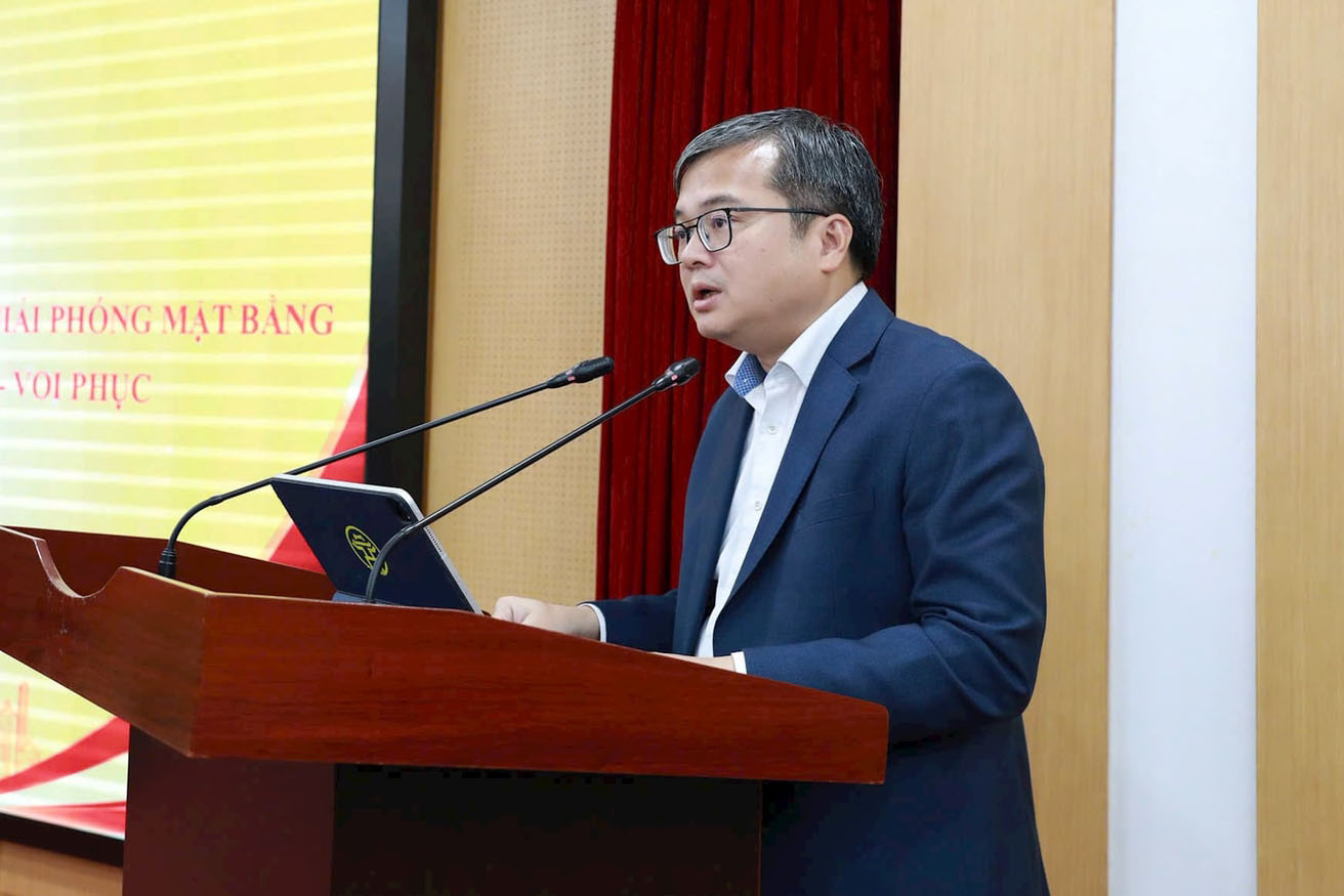 Mr. Truong Viet Dung, Vice Chairman of Hanoi People's Committee, reported on the site clearance work for the Ring Road 1 project (Hoang Cau - Voi Phuc section), on the afternoon of December 11. Photo: Viet Thanh