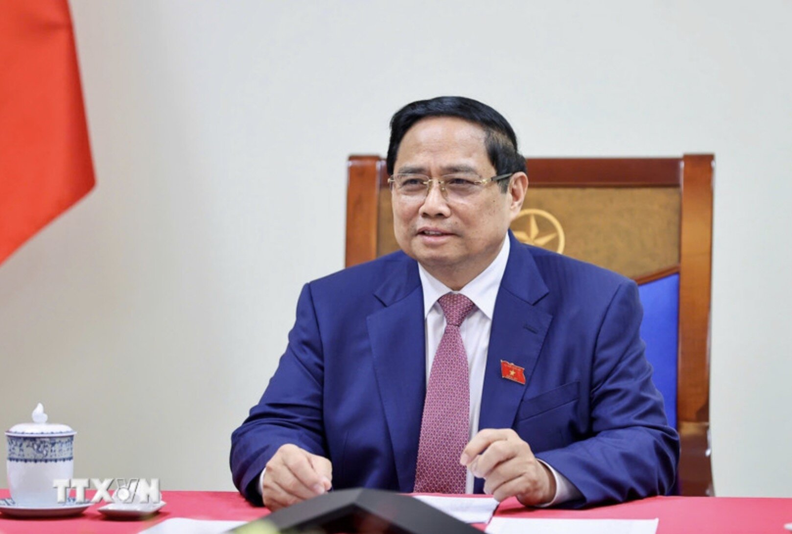 팜밍찡 정부 총리가 알렉세이 리카체프 러시아 연방 국영 원자력 공사(Rosatom) 총괄 이사와 전화 통화를 하고 있습니다. 사진: 베트남 통신사