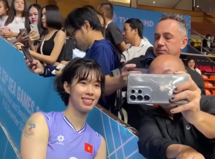 Nguoi ham mo xep hang cho chup anh cung Thanh Thuy. Anh: Bong chuyen Viet Nam