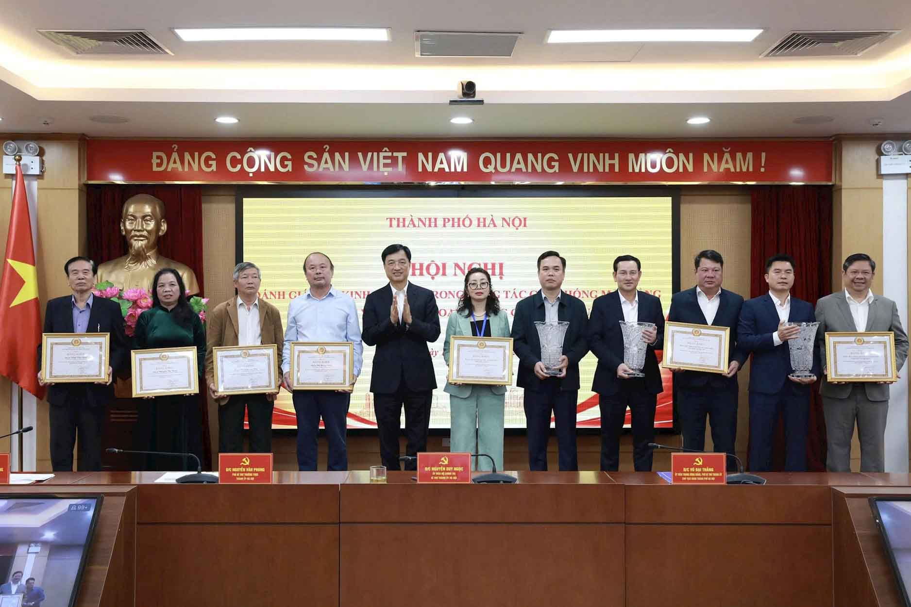 Cac tap the, ca nhan va ho gia dinh co thanh xuat sac trong cong tac giai phong mat bang phuc vu du an duong Vanh dai 1 duoc TP tang Bang khen. Anh: Viet Thanh