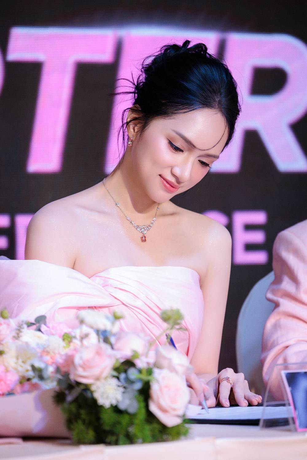 Hoa hau Huong Giang. Anh: Nhan vat cung cap.