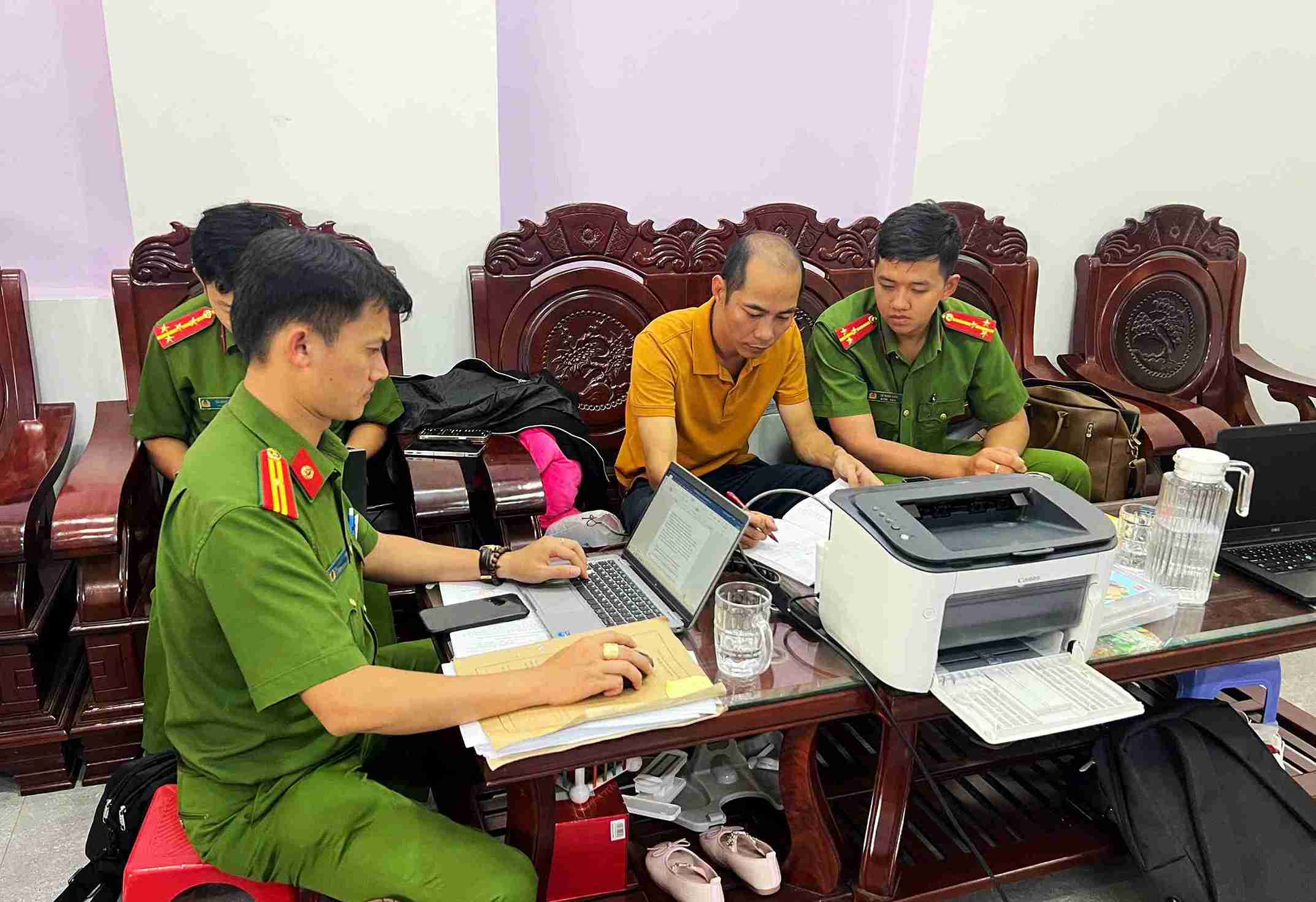 Nguyễn Văn Đồng (áo vàng) là một trong những đối tượng góp vốn lớn lập hệ thống phòng khám nha khoa “chui” lừa đảo tại Lâm Đồng và Đắk Lắk. Ảnh: Công an tỉnh Lâm Đồng cung cấp
