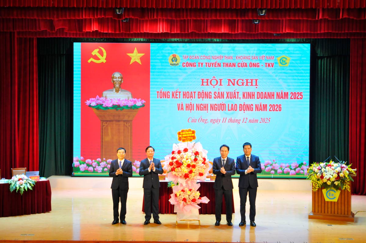 Leaders of the Vietnam National Coal and Mineral Industries Group presented flowers to congratulate the Conference summarizing production and business activities in 2025 and the Workers' Conference in 2026. Photo: Doan Hung