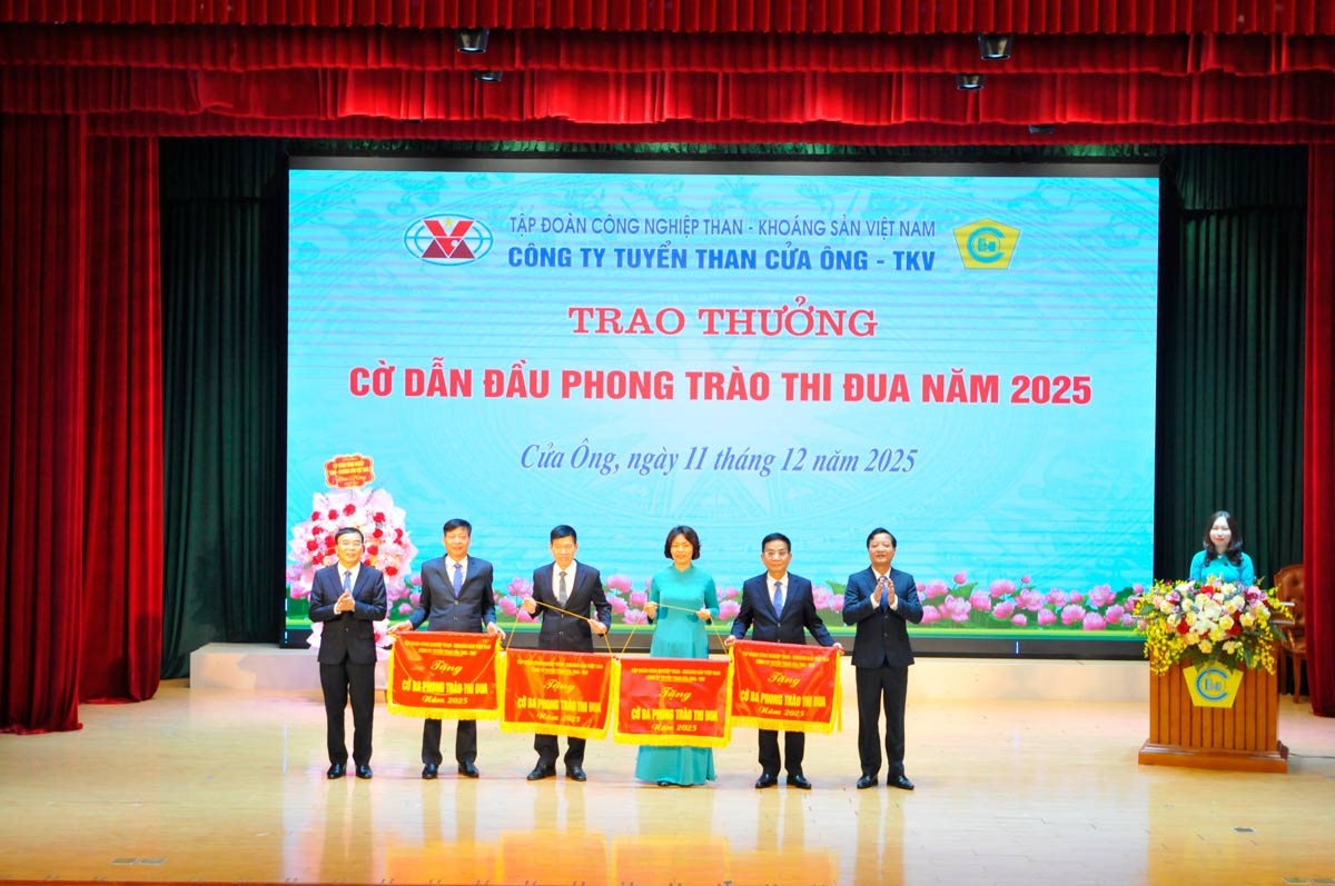 Nhieu tap the, ca nhan duoc nhan cac danh hieu thi dua, khen thuong tai Hoi nghi. Anh: Doan Hung