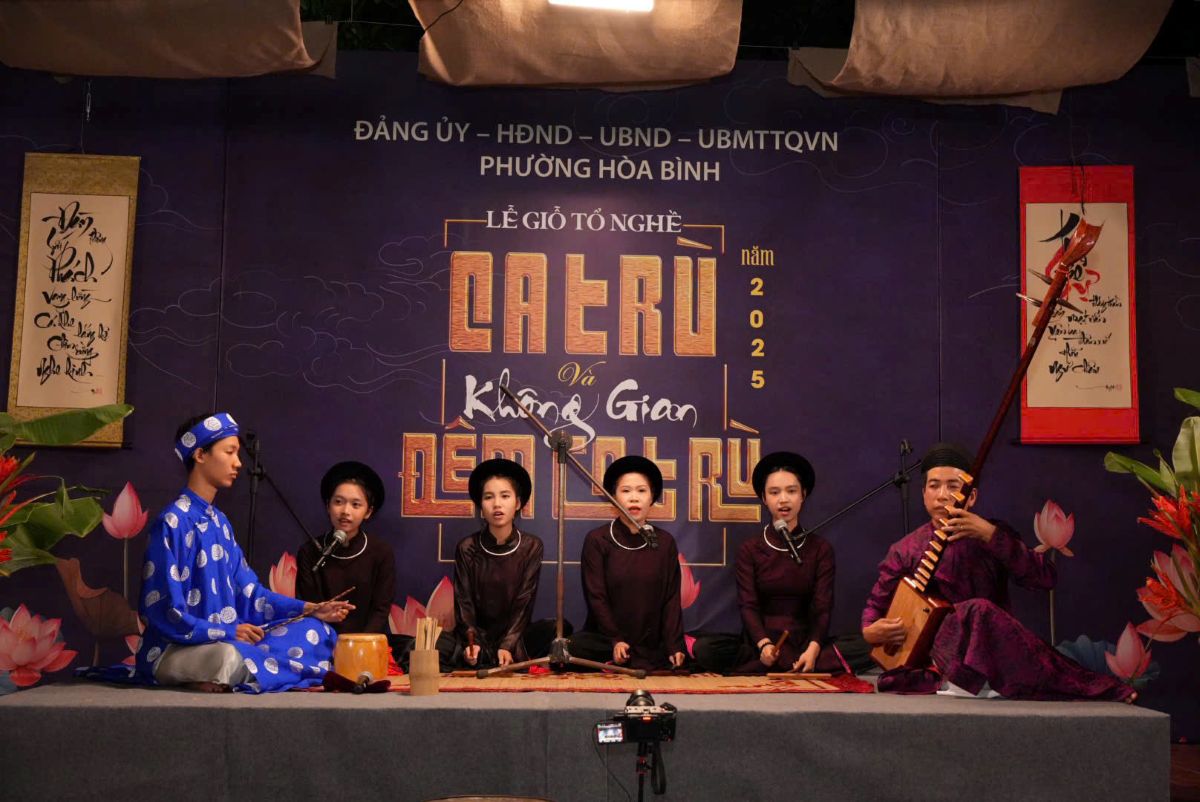 Nguoi dan Dong Mon luon day tu hao khi la dia phuong duy nhat cua Hai Phong co nhieu em hoc sinh biet hat ca tru. Ảnh: Hoa Binh