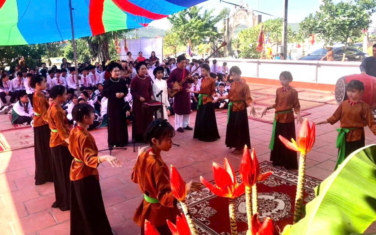 Phuong Hoa Binh to chuc chuong trinh “Giao luu tim hieu nghe thuat Ca tru Dong Mon” danh cho hoc sinh cac bac hoc tren dia ban. Ảnh: Phuong Hoa Binh, Hai Phong