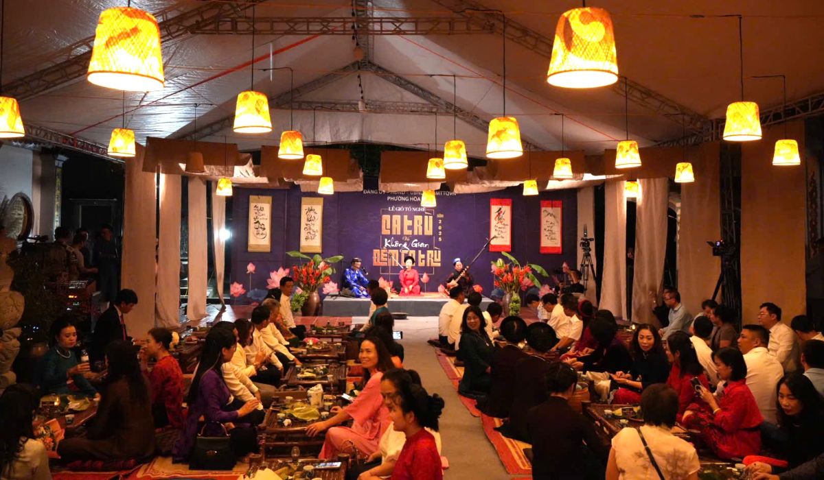 Khong gian van hoa doc dao tai le gio To nghe Ca tru. Ảnh: Phuong Hoa Binh