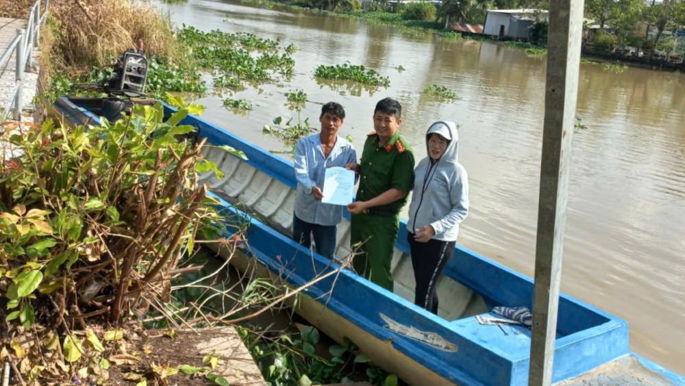 Handing over the stolen property to Mr. Dao Van Nho. Photo: Provided by the police