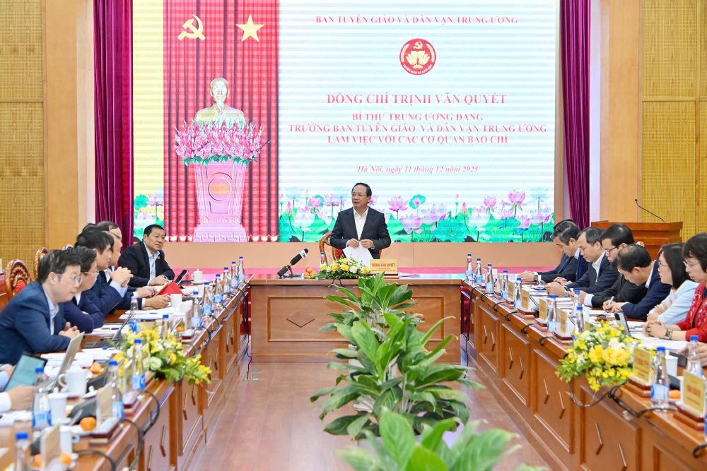 Bi thu Trung uong Dang, Truong Ban Tuyen giao va Dan van Trung uong Trinh Van Quyet chu tri buoi lam viec. Anh: Ai Van